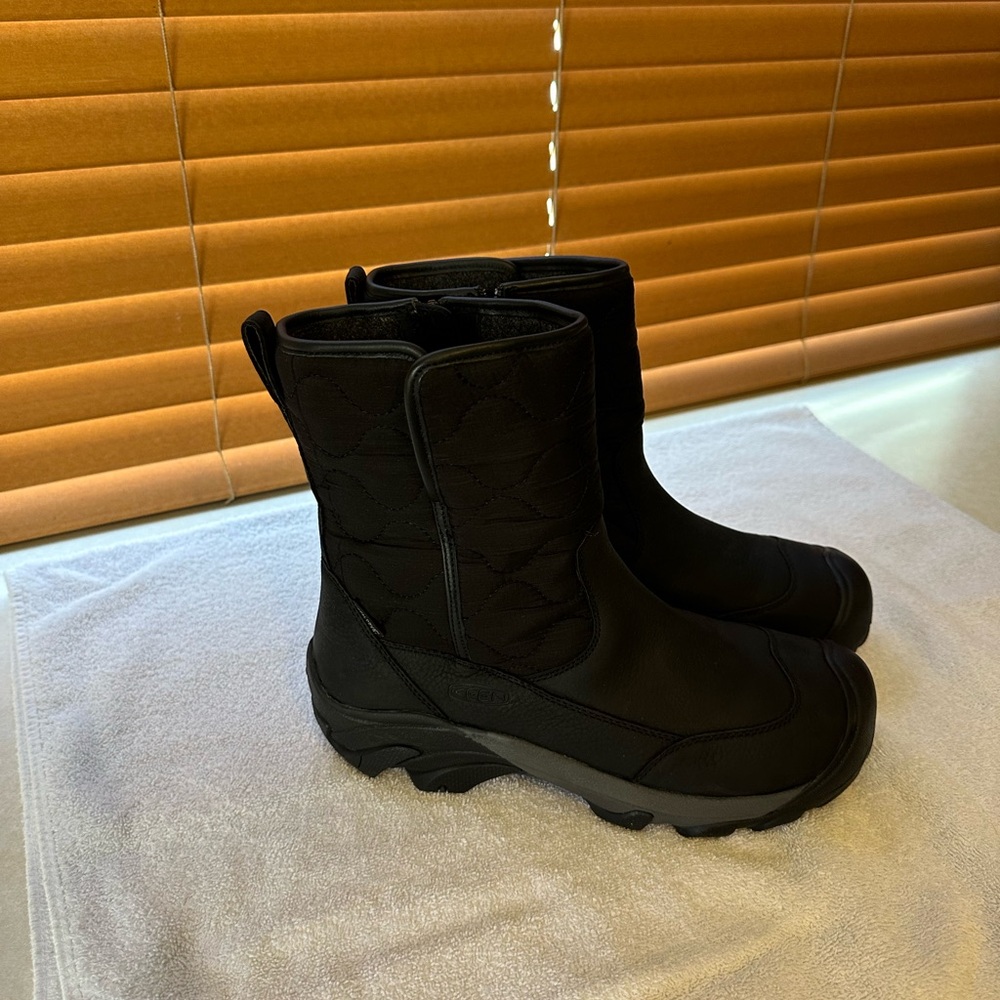 Keen Womans boots-new with no box